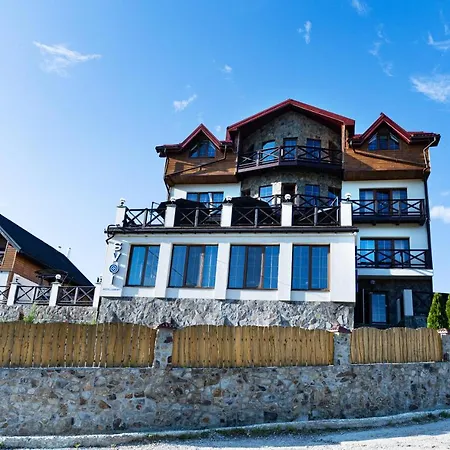 Svoi Hotel *